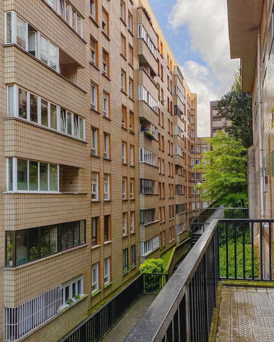 Edificios de viviendas de Bilbao vistos desde un balcón hacia un patio interior