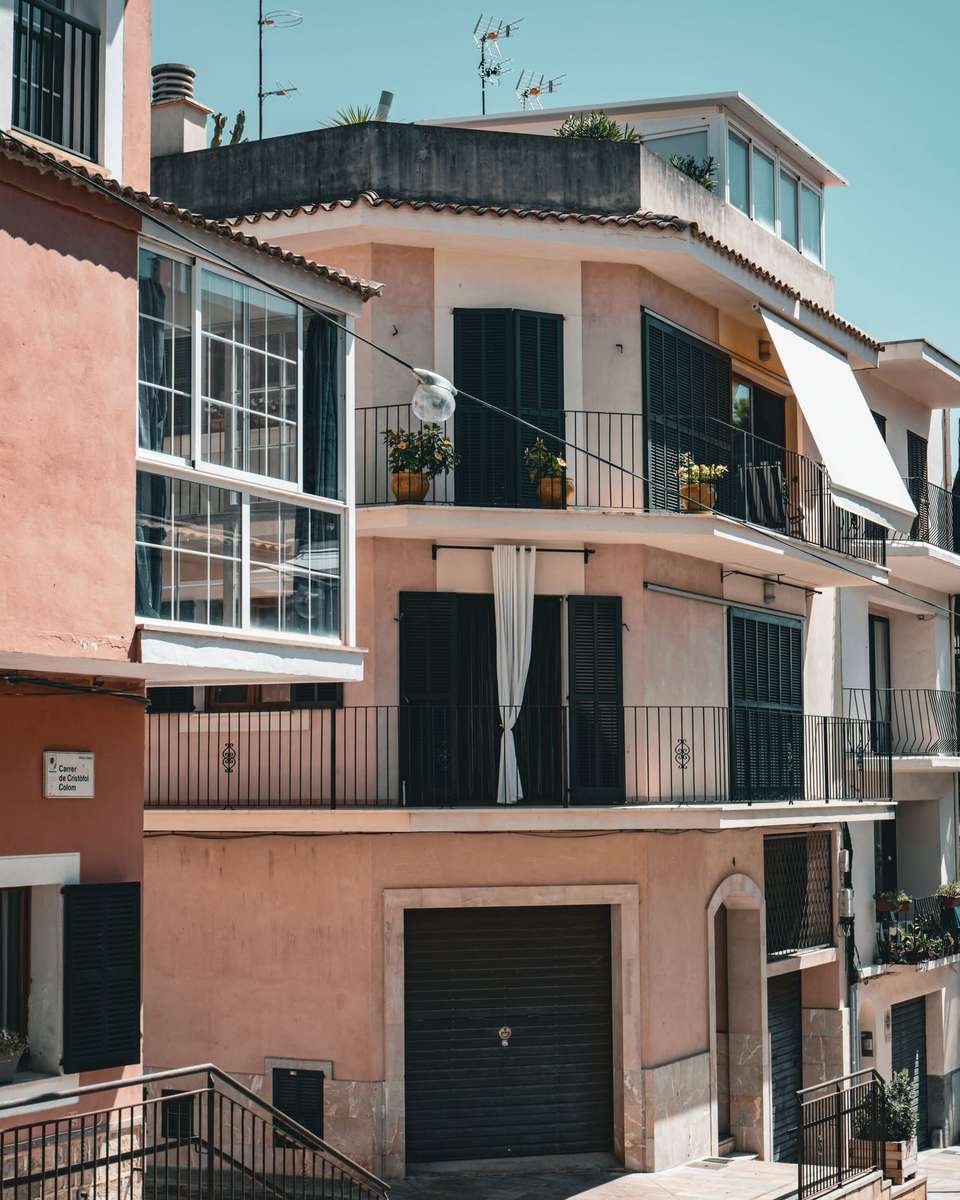 Fachada de viviendas con balcones, contraventanas y plantas en Palma